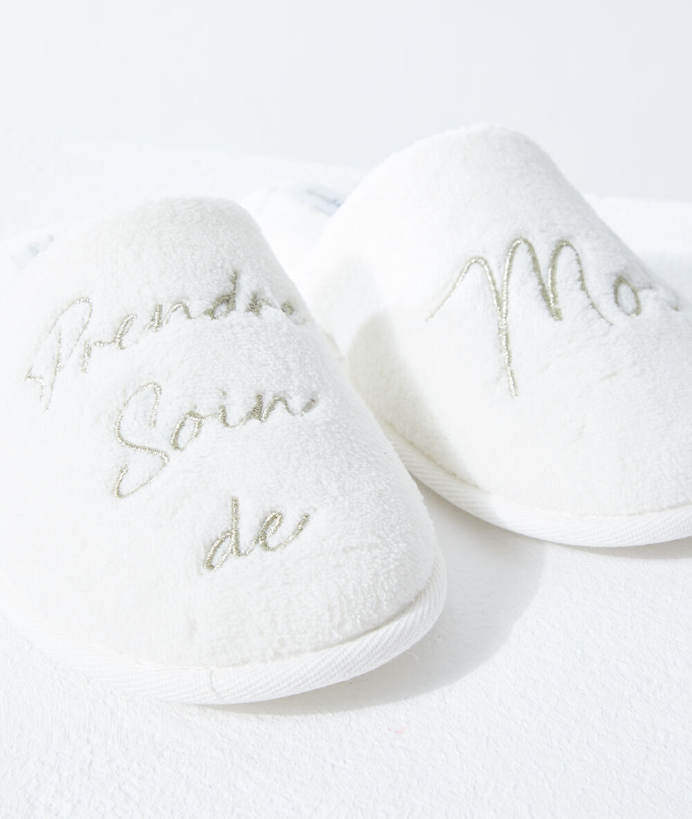 Zapatillas con mensaje blanco.