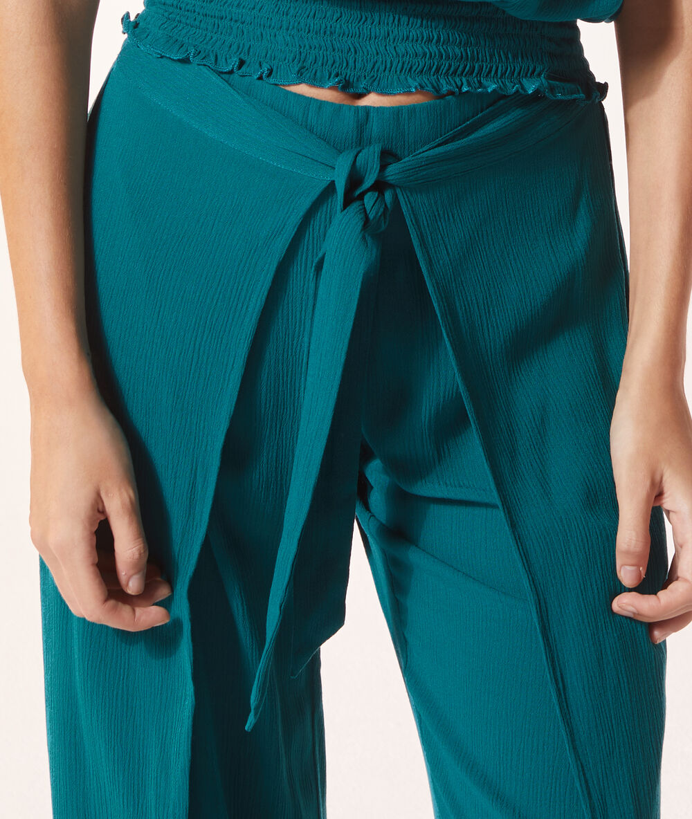 Pantalón con lazada verde.