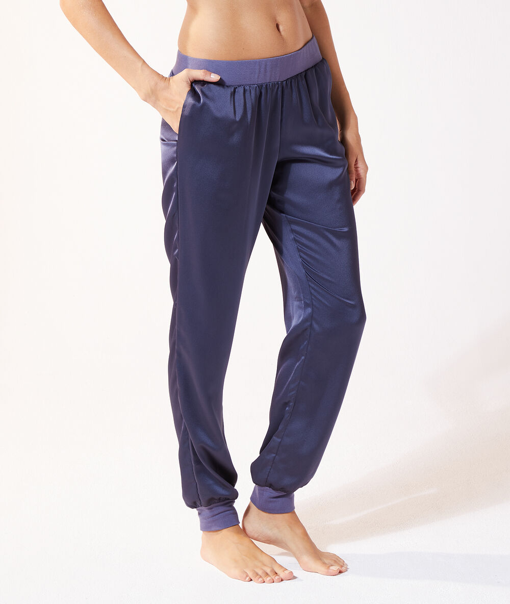 Pantalon satiné bleu indigo.