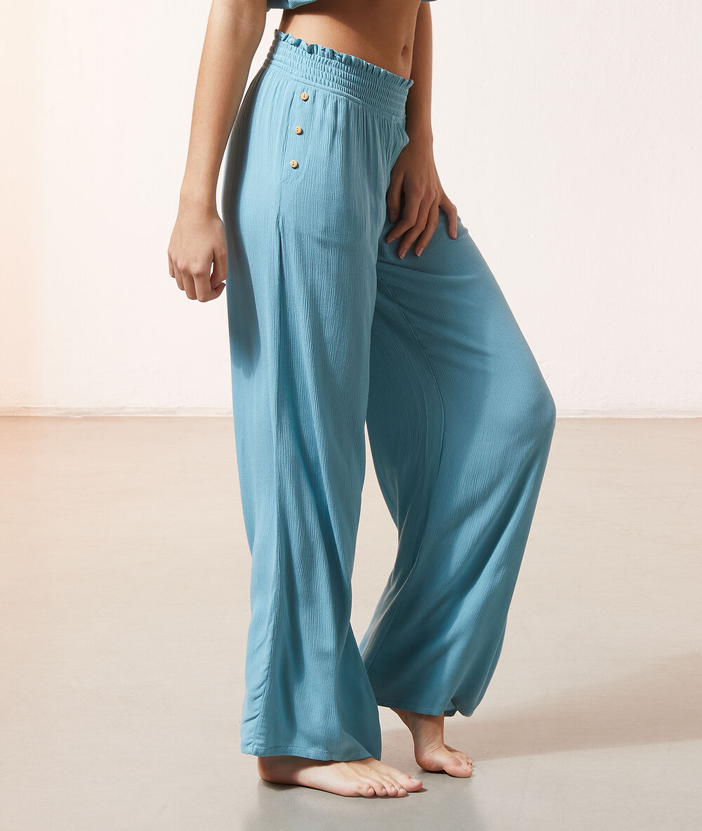 Pantalón ancho azul verdoso.
