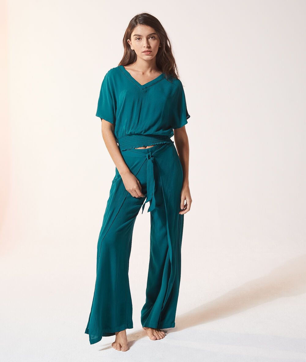 Pantalón con lazada verde.