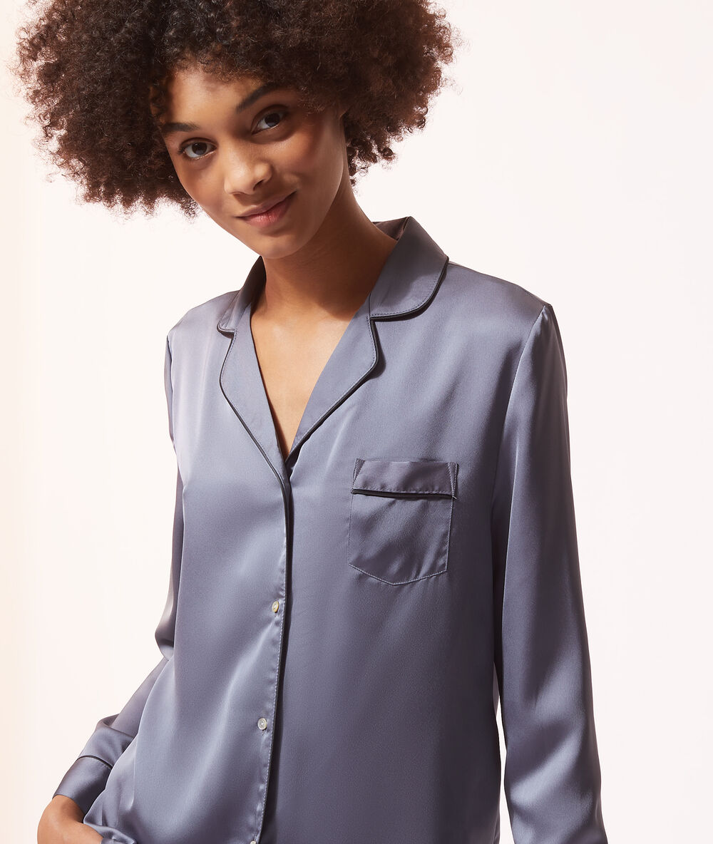 Camisa pijama de satén estampada azul.