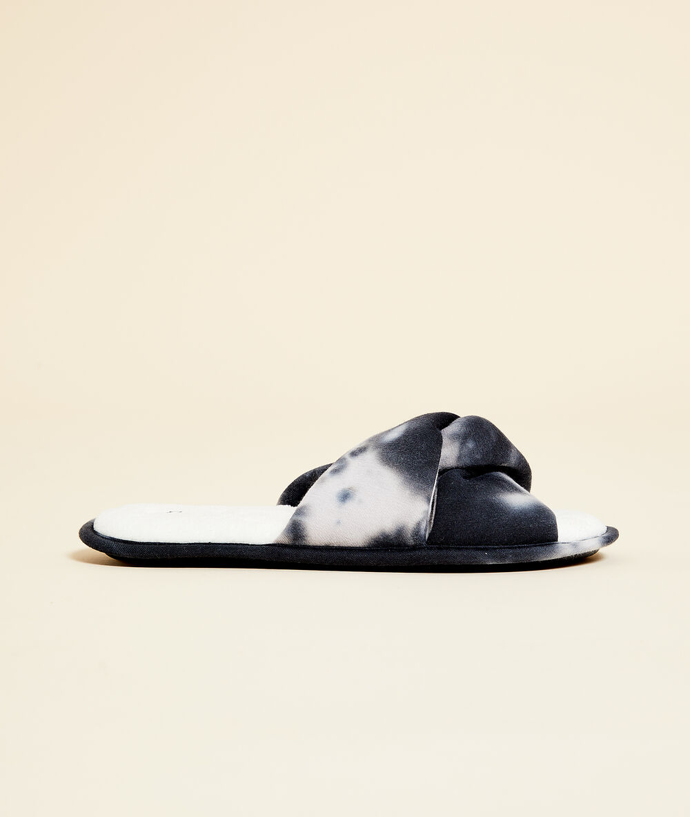Zapatillas tipo chancla efecto tie-dye negro.