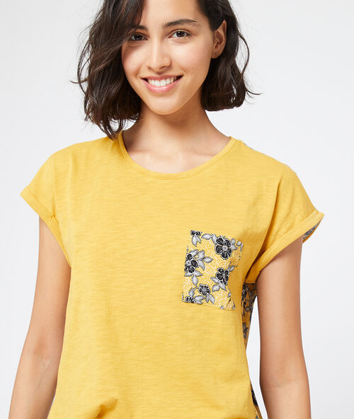 Camiseta con mensaje y estampado floral c.ocre.