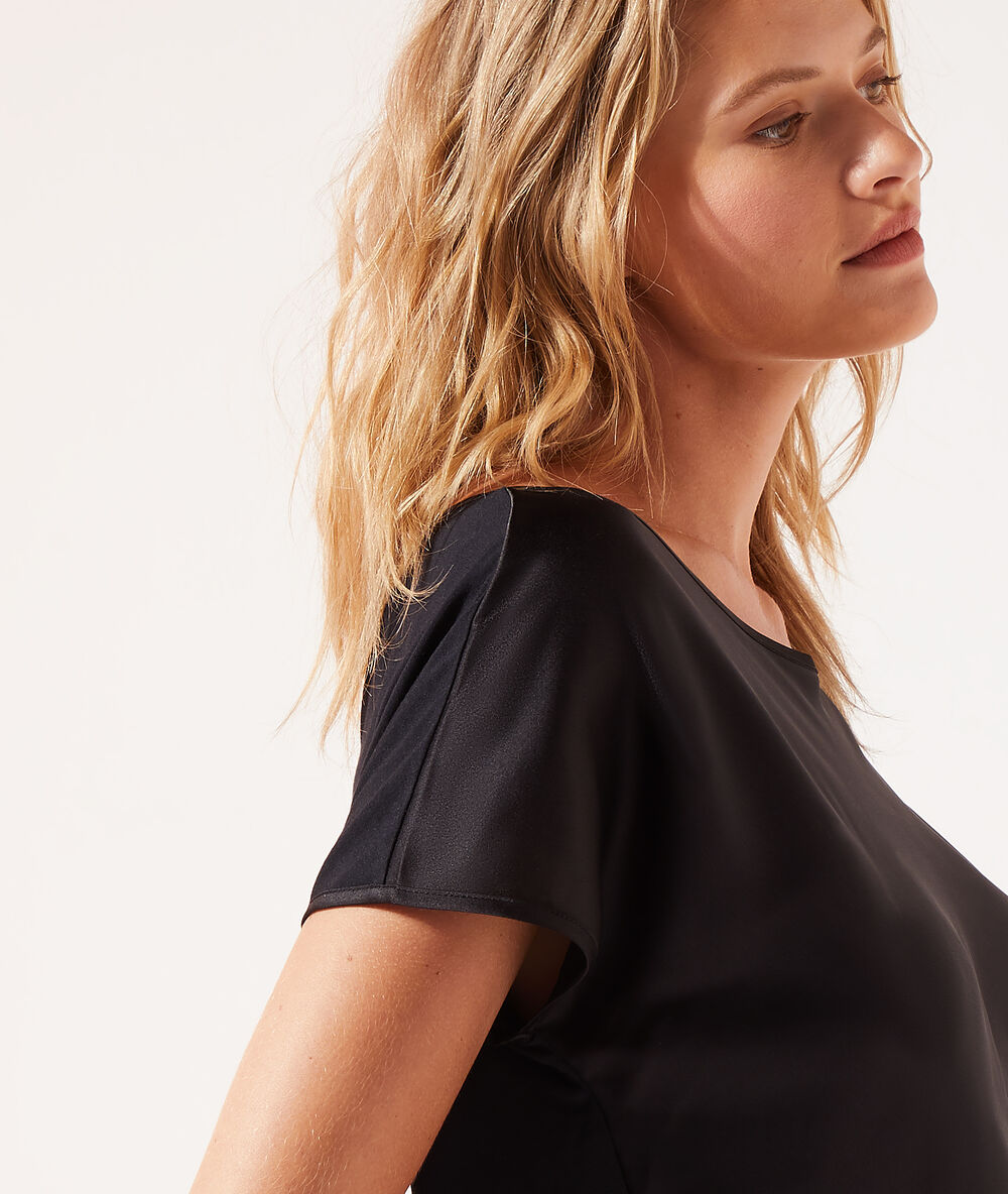 Camiseta satinada negro.