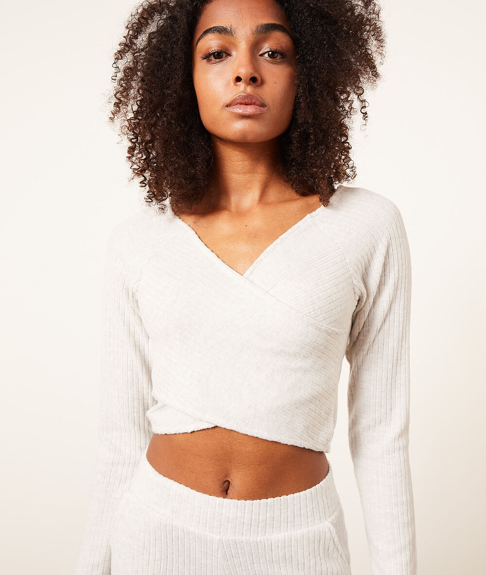 Crop top de manga larga, escote cruzado crudo.