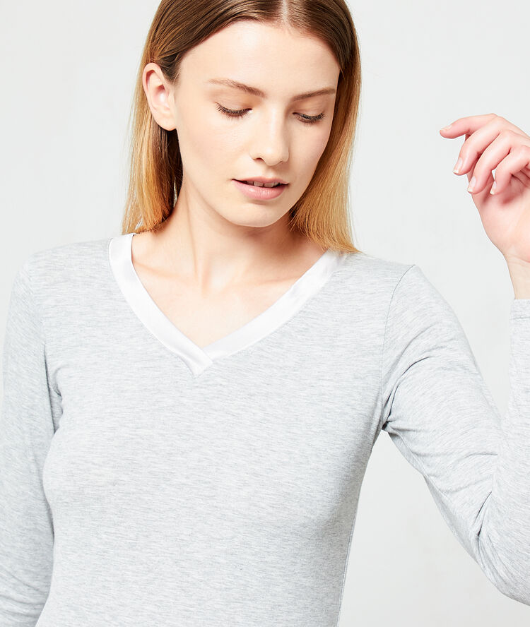 Camiseta escote en v de viscosa, motivos satinados c.gris perla.