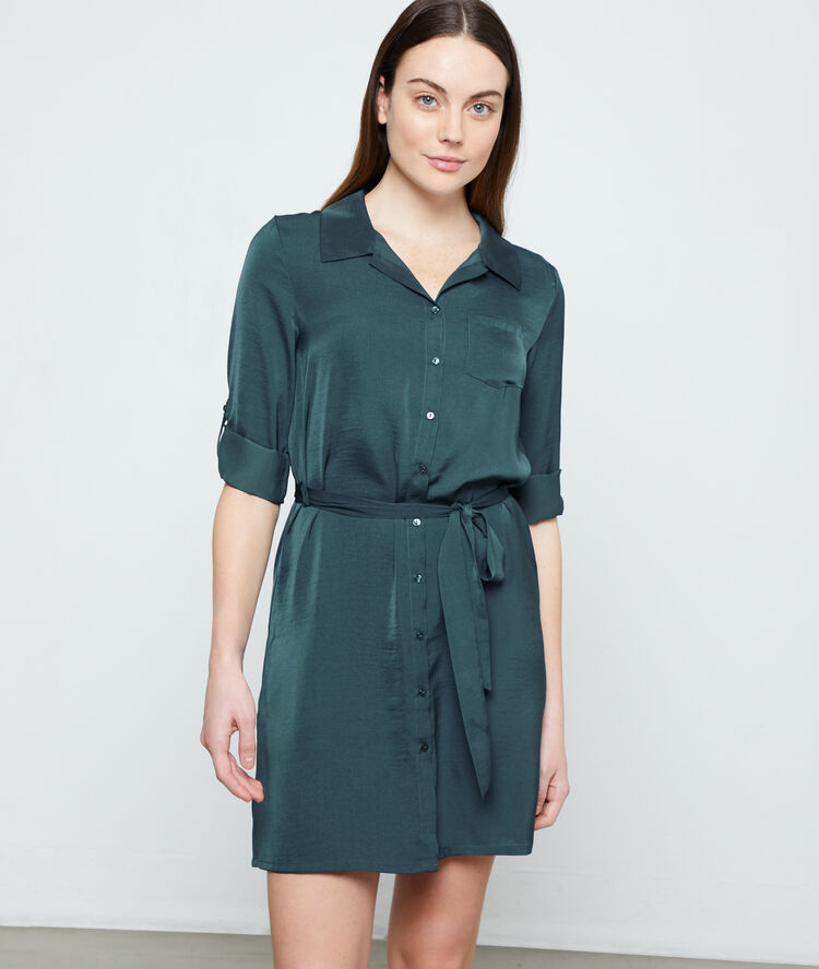 Camisón con cinturón de satén verde.