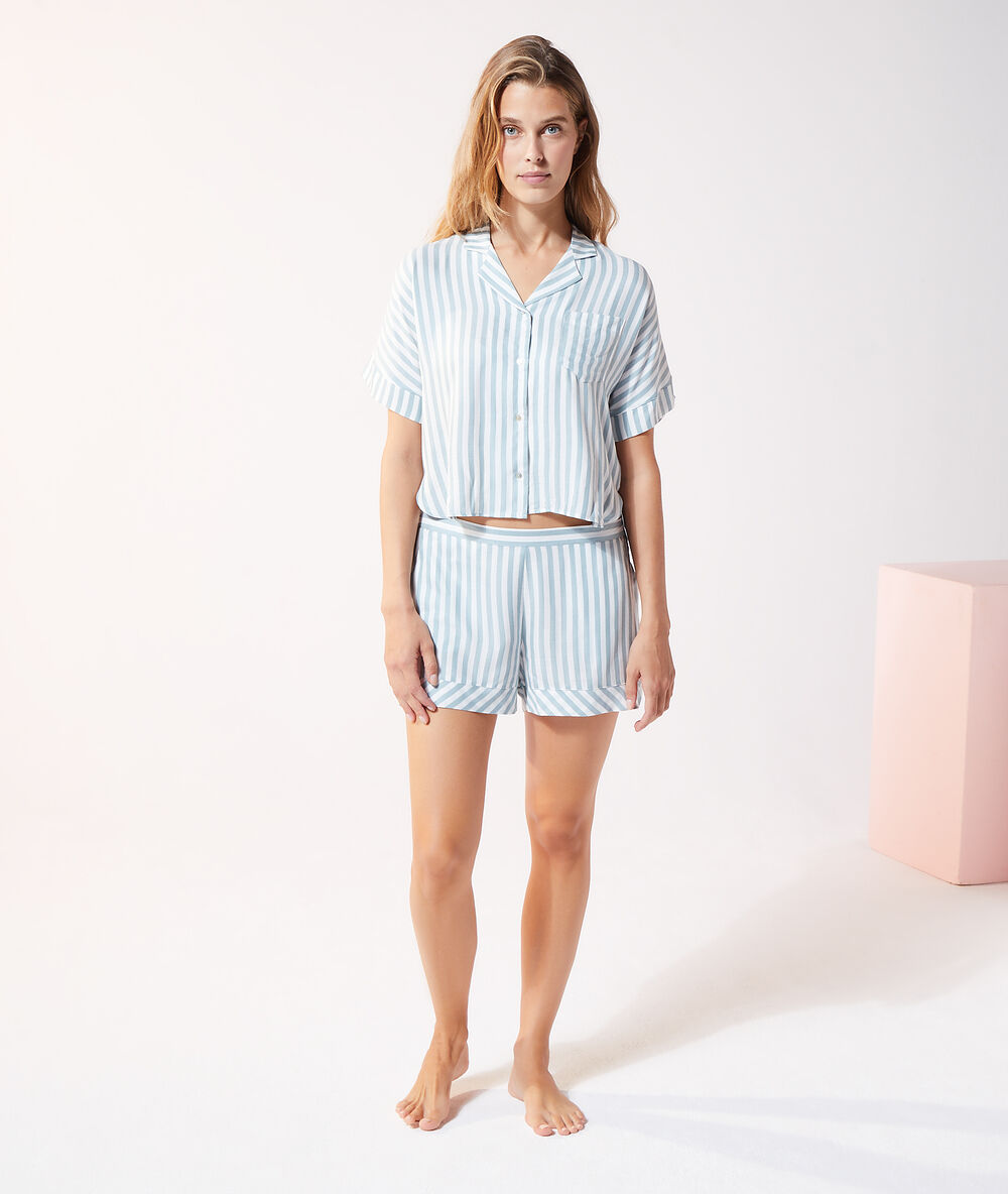 Camisa pijama estampado de rayas azul claro.