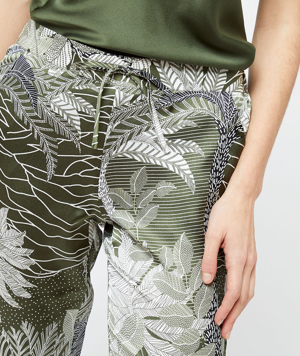 Pantalón largo de satén estampado tropical verde.