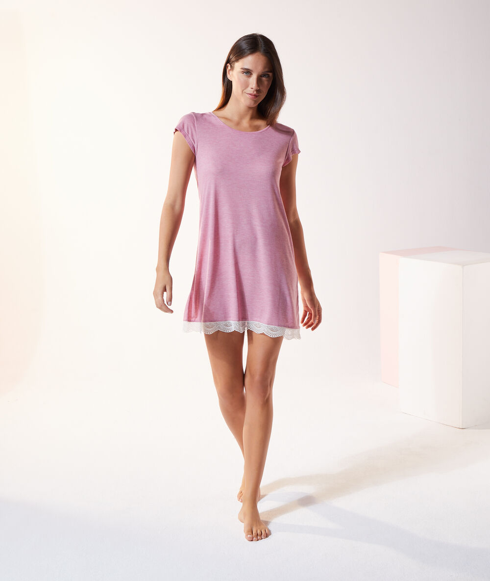 Camisón de viscosa, motivos de encaje rosa claro.