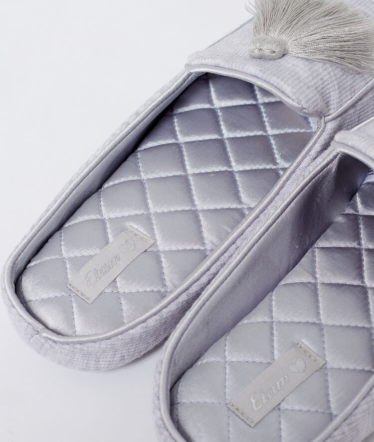 Zapatillas con pompones decorativos c.gris.