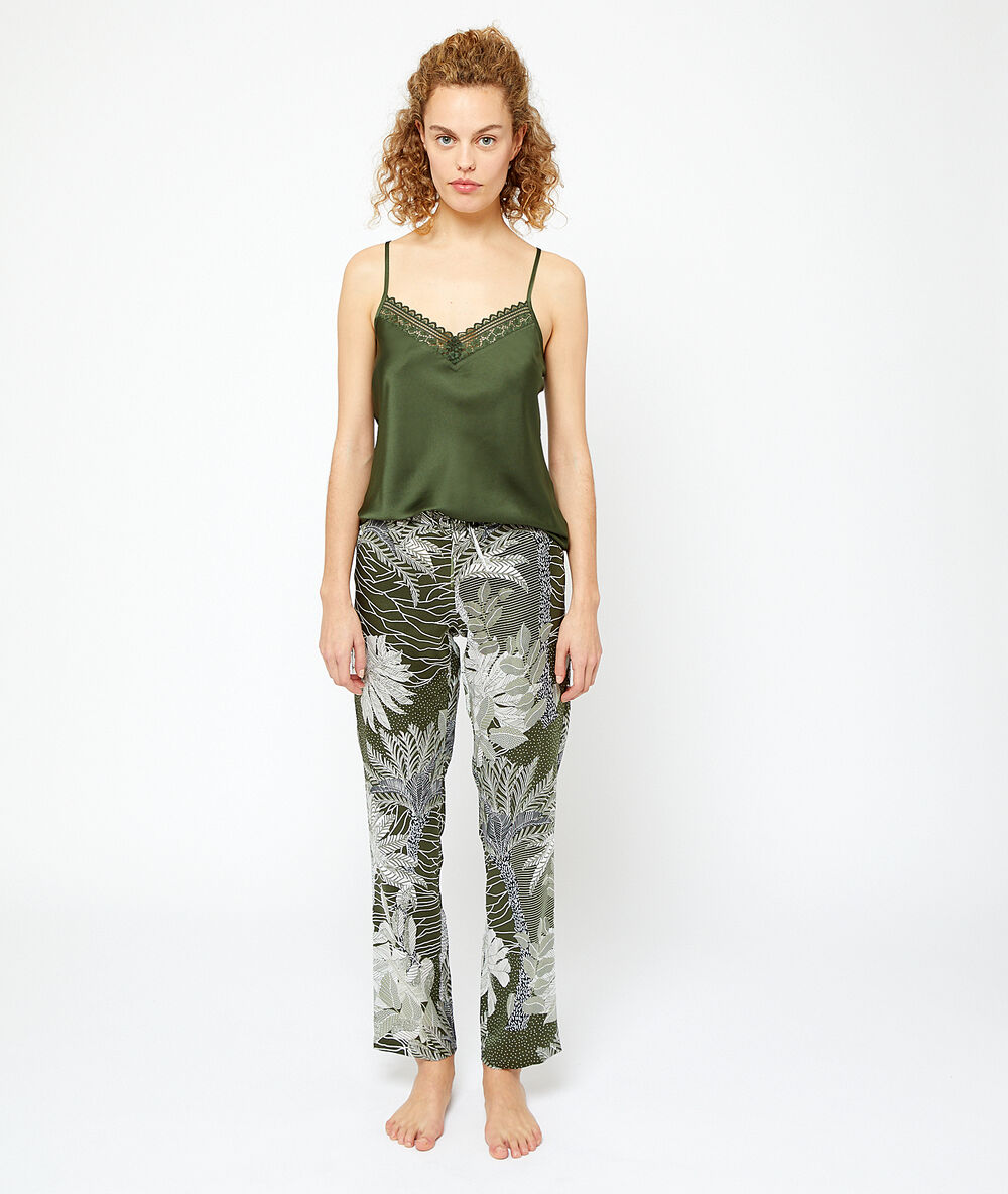 Pantalón largo de satén estampado tropical verde.