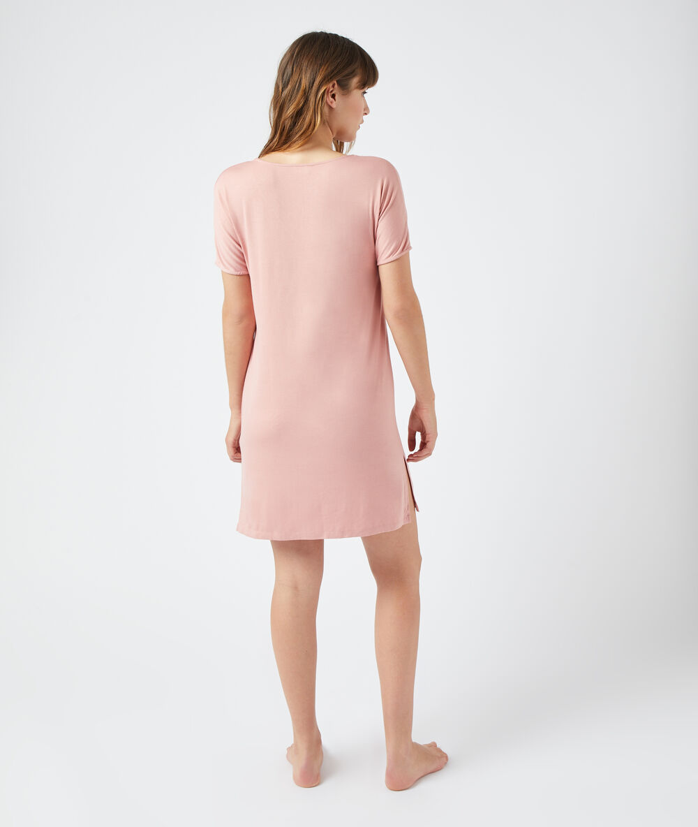 Camisón corto rosa.