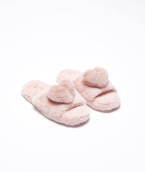 Zapatillas peluche con corazones rosa.