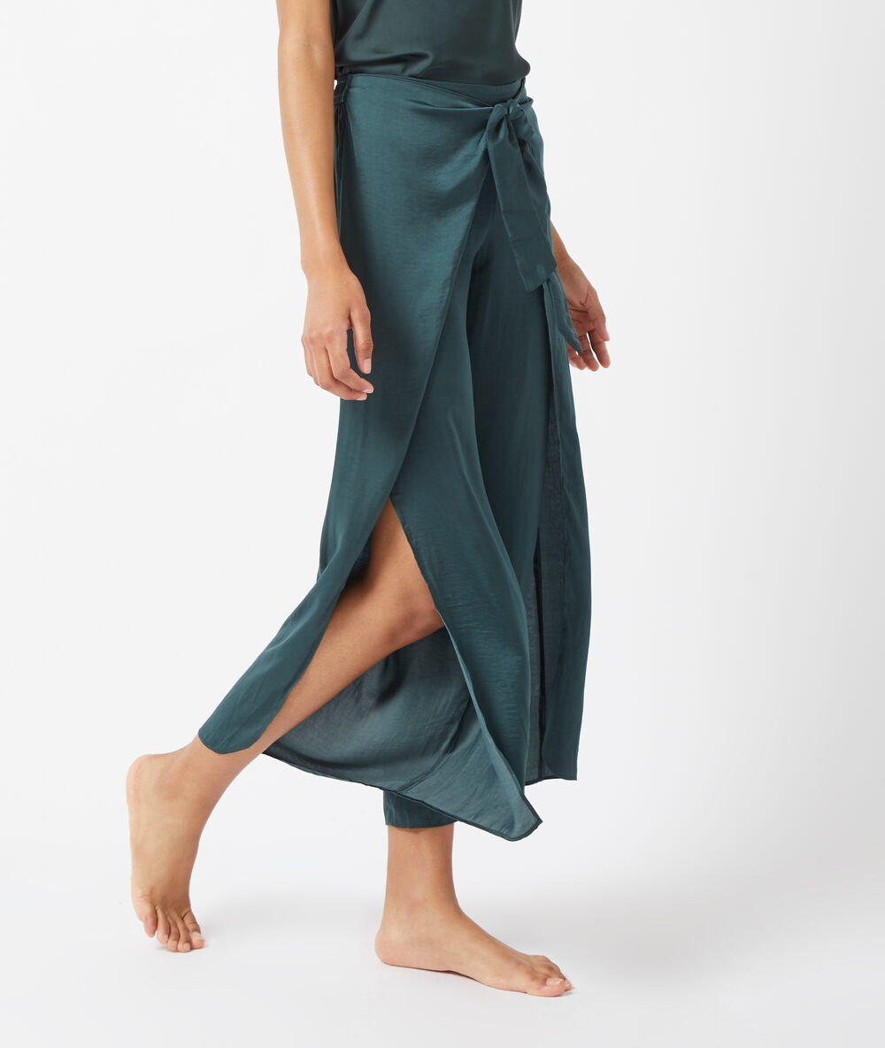 Pantalón holgado con aberturas laterales verde.
