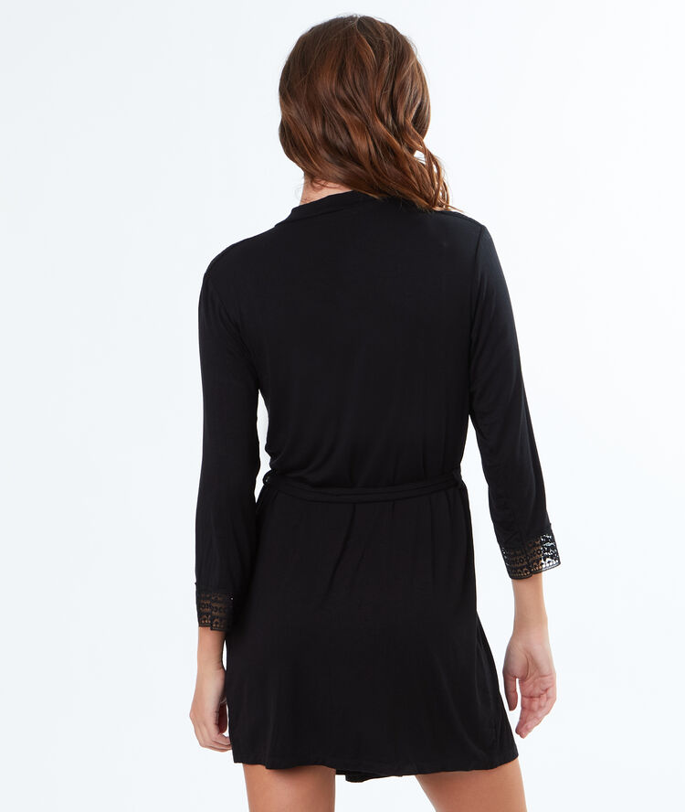 Kimono con motivos de encaje negro.
