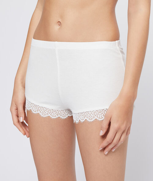 Pantalón corto de viscosa y encaje crudo.