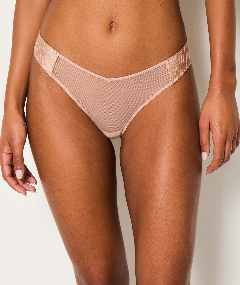 Tanga de seda y tul maquillaje.