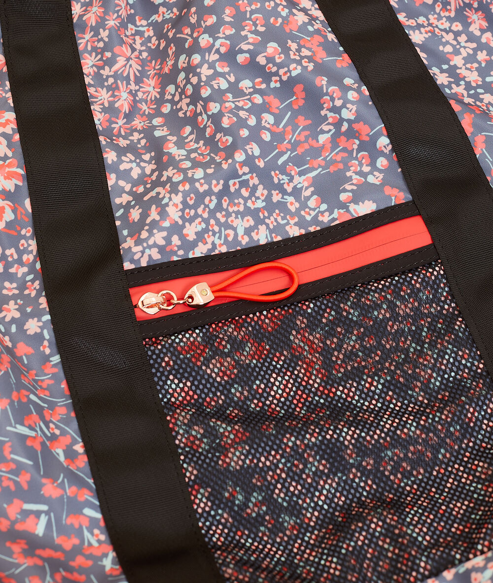 Mochila deportiva estampada coral.