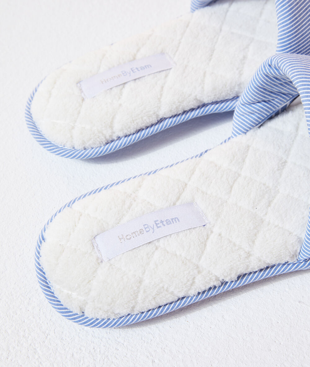 Chaussons mules ouvertes bleu.