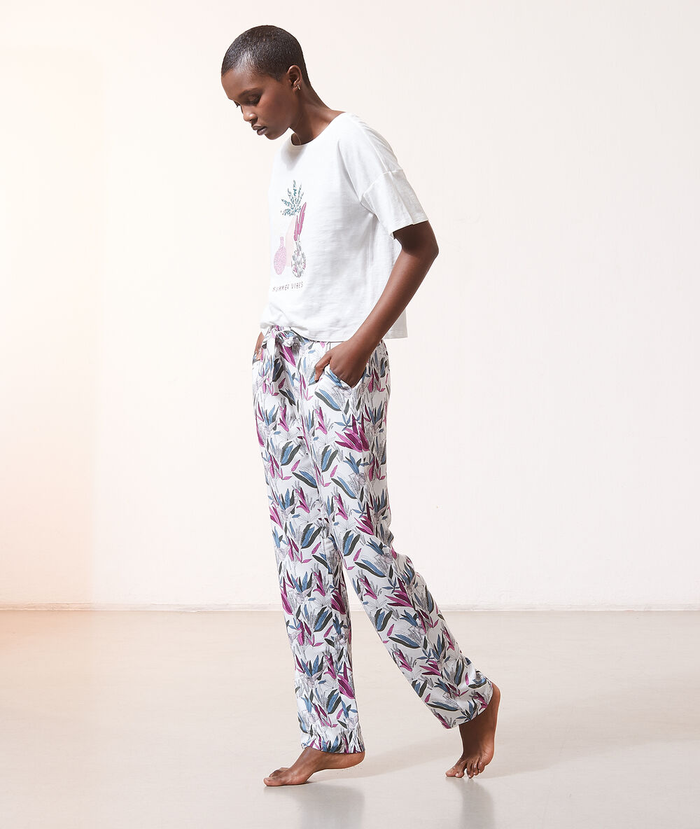 Pantalón estampado floral crudo.