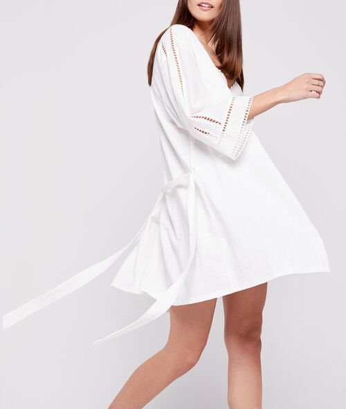 Bata tipo kimono de algod&oacute;n bordado crudo.