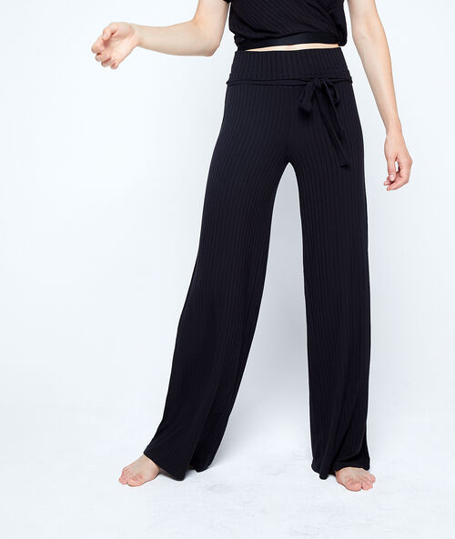 Pantal&oacute;n de canal&eacute; anudado en la cintura negro.