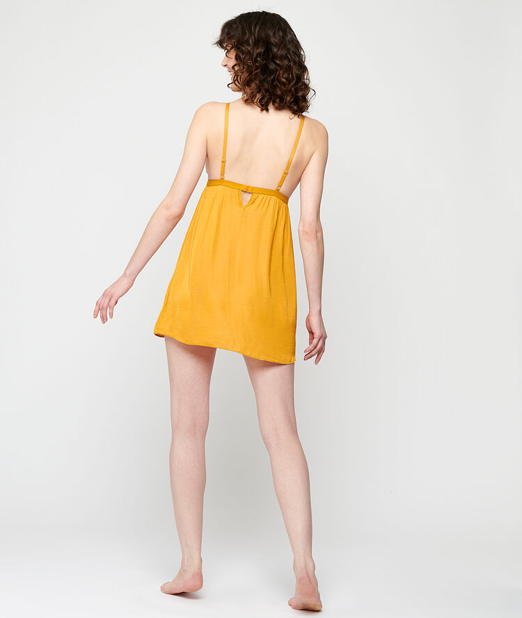 Camisón con escote de encaje floral amarillo.