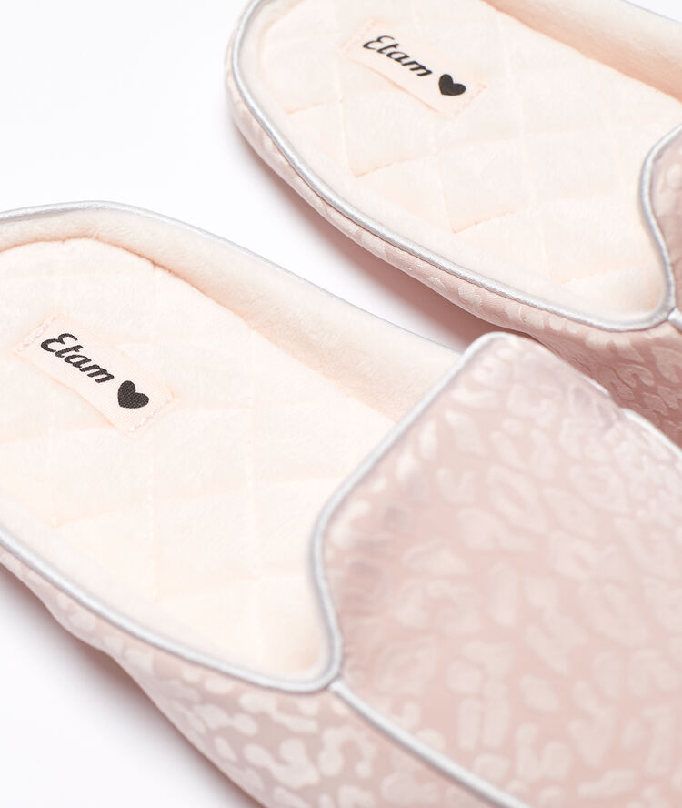 Zapatillas satinadas estampado leopardo rosa.