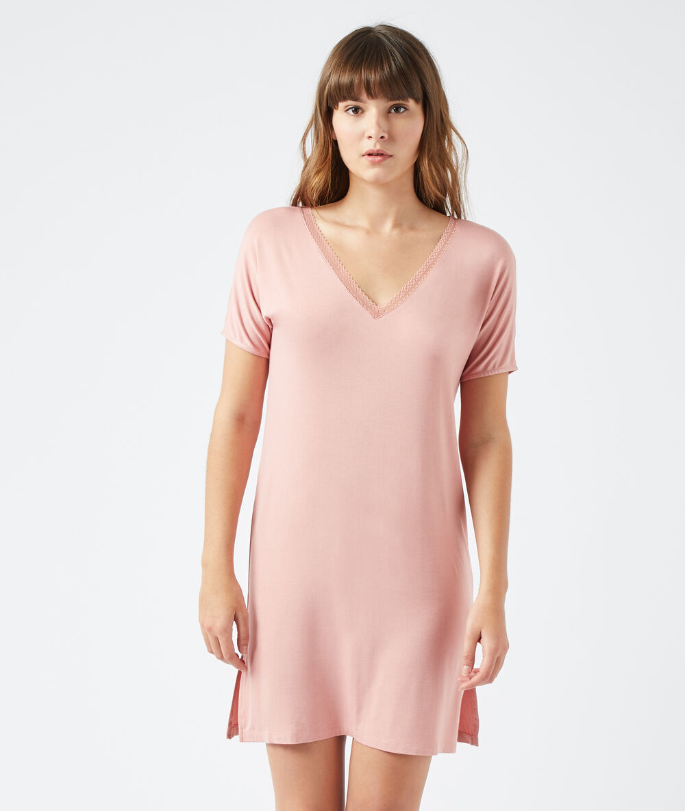 Camisón corto rosa.