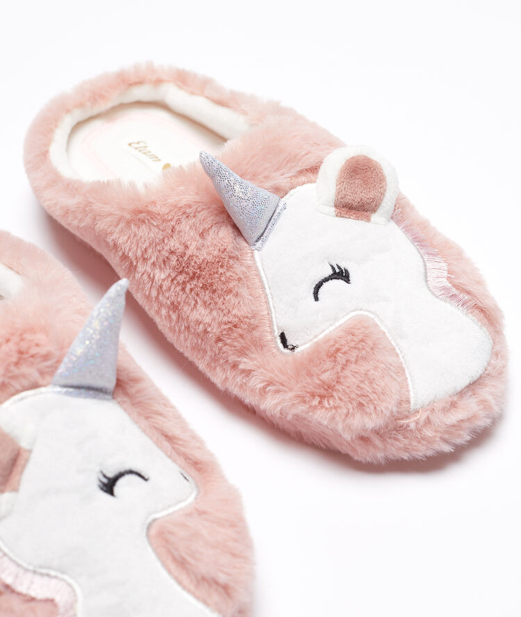Zapatillas peludas de unicornio rosa.