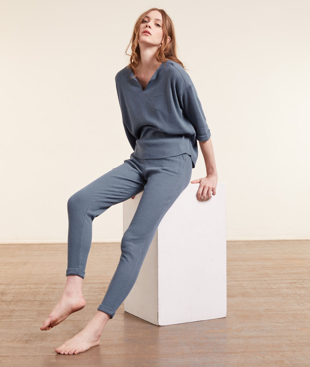 Pantalón jogger, tejido canalé azul.