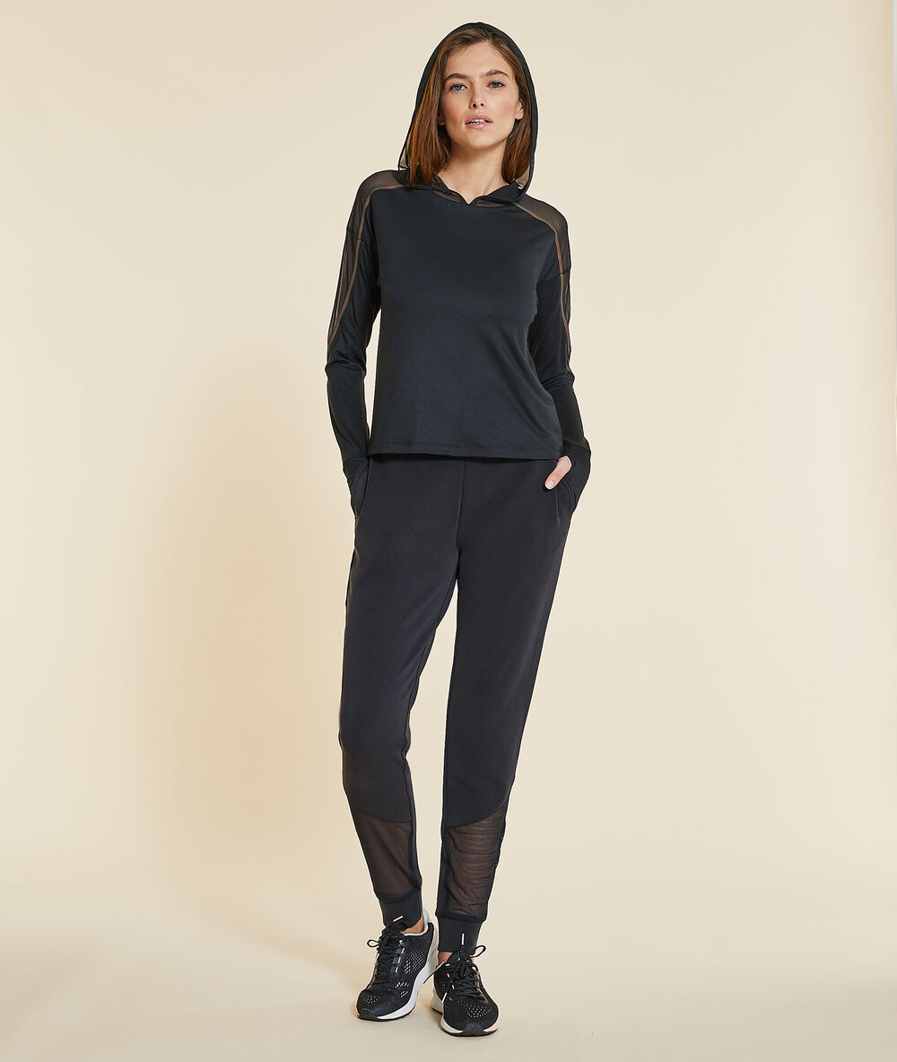 Sudadera fina con capucha de tul negro.