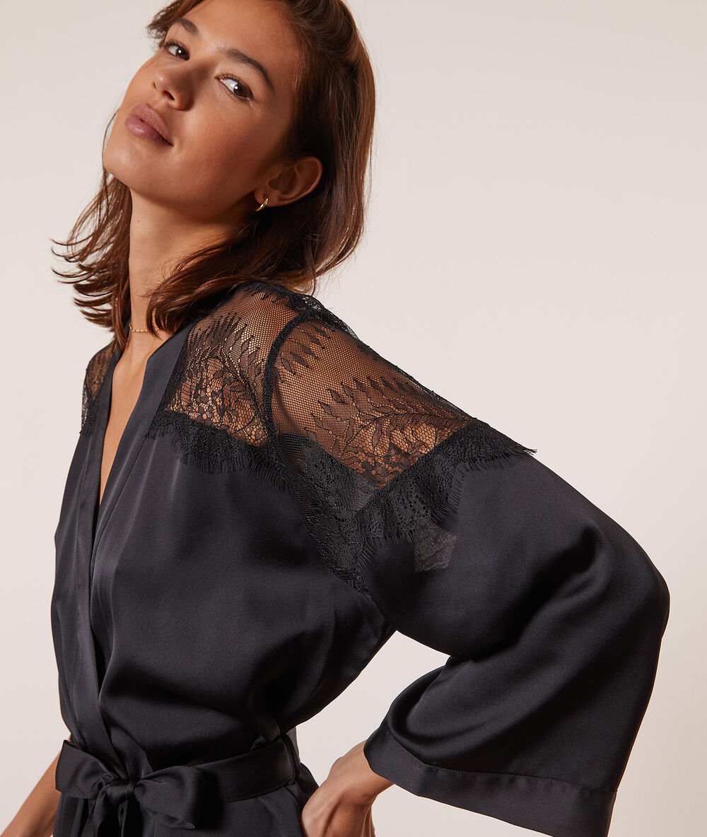 Kimono de satén con motivos de encaje negro.