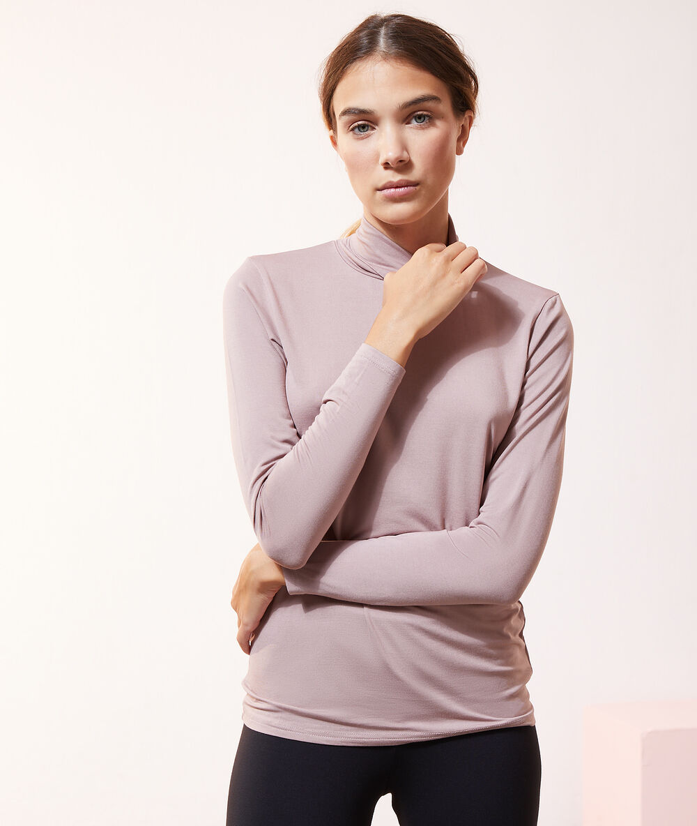 Camiseta fina de cuello alto malva.