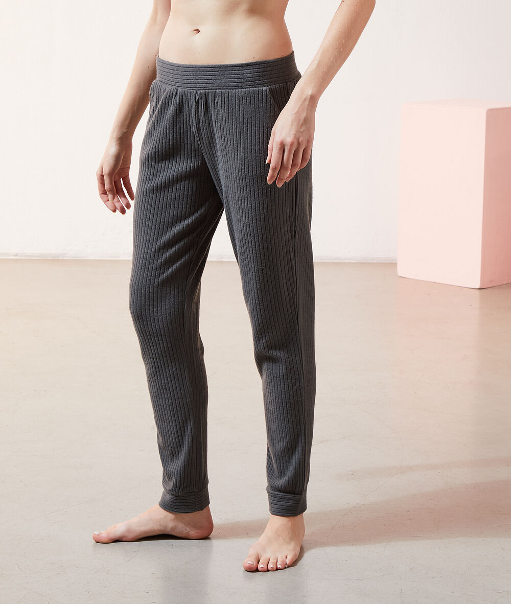 Pantalón canalé caqui.
