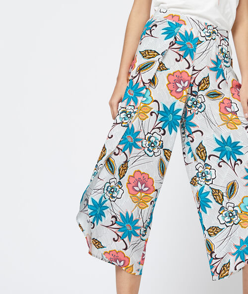 Pantal&oacute;n capri estampado floral azul.