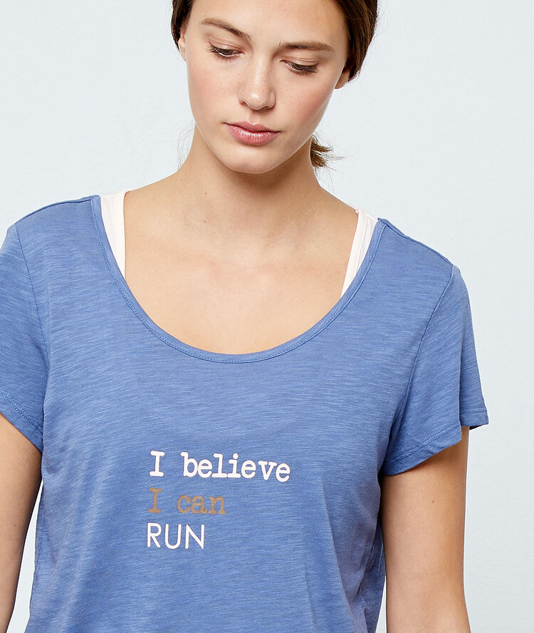 Camiseta deportiva con top integrado azul.