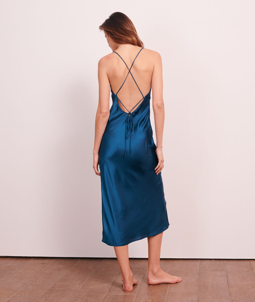 Camisón largo de satén azul.