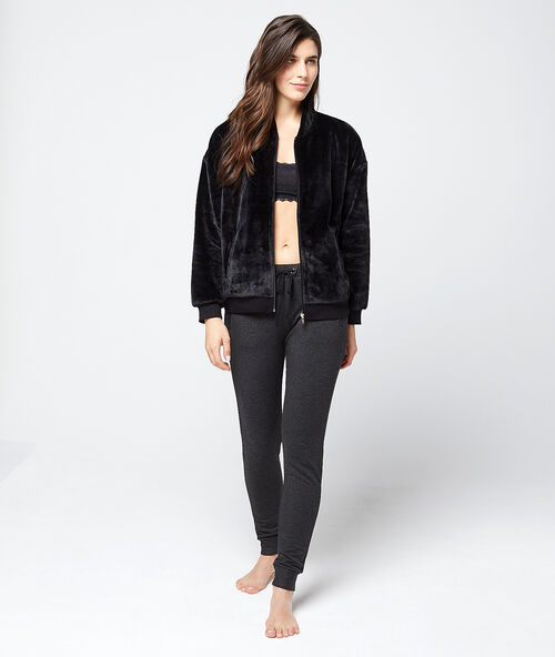 Chaqueta homewear tejido suave negro.