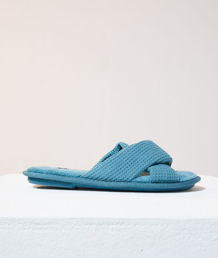 Zapatillas tipo chancla azul.