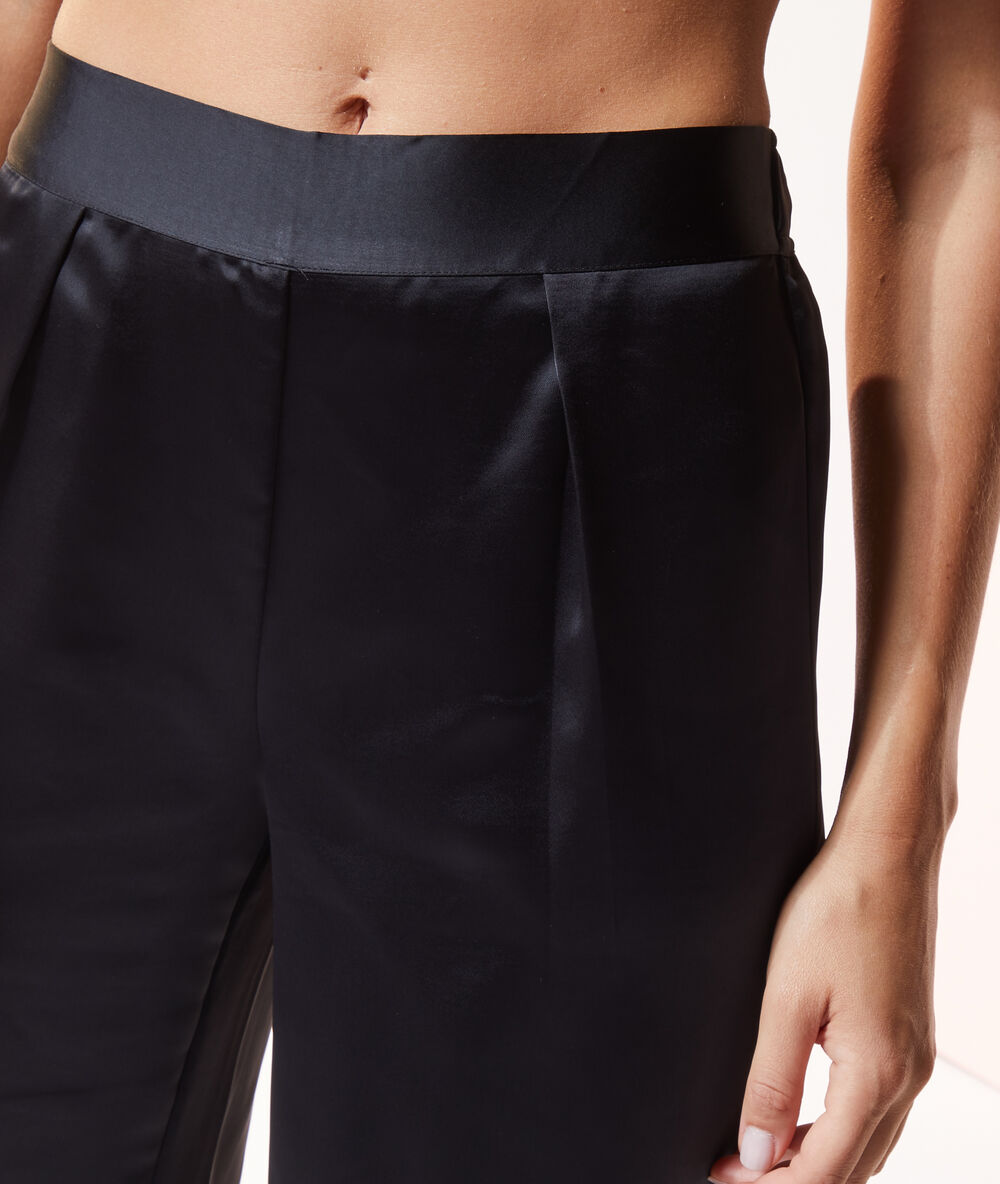 Pantalón pijama de satén negro.