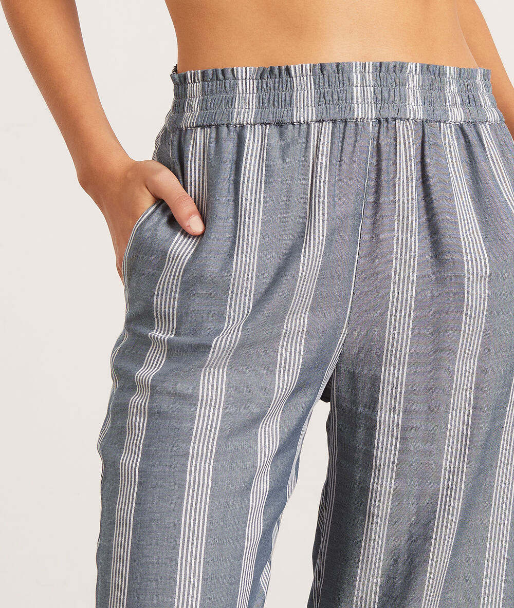 Pantalón corto estampado de rayas marino.