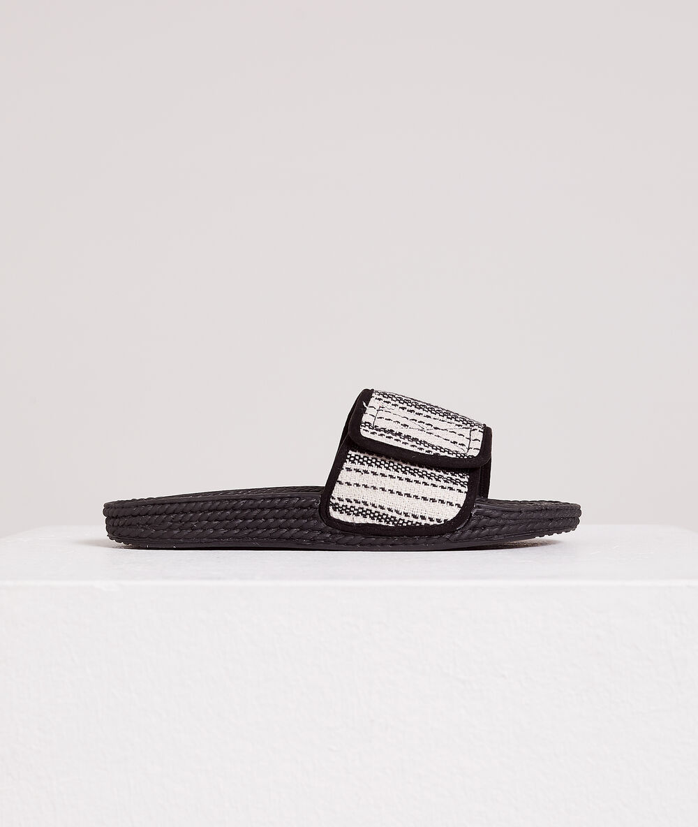 Chanclas cierre velcro negro.