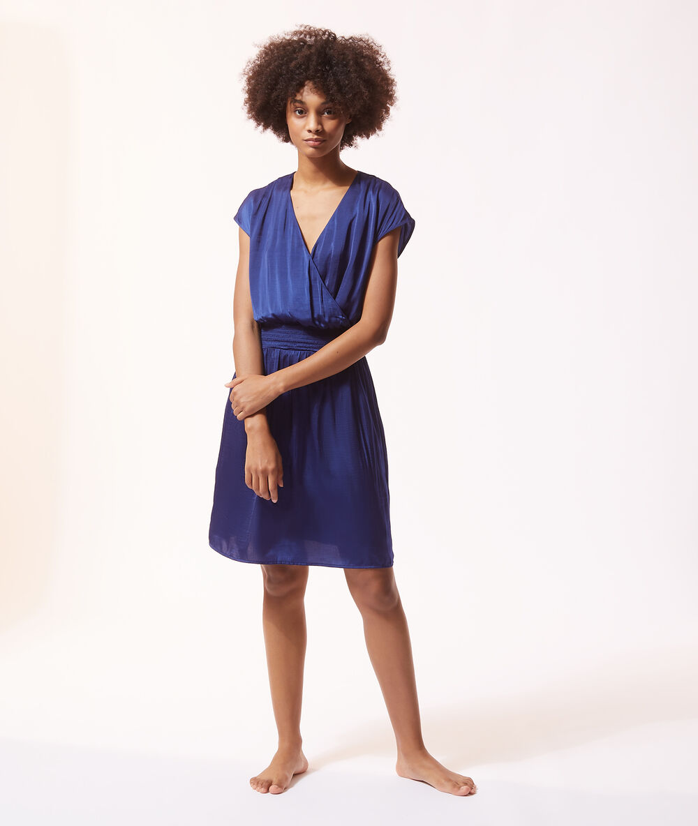 Chemise de nuit cache-cœur bleu vif.