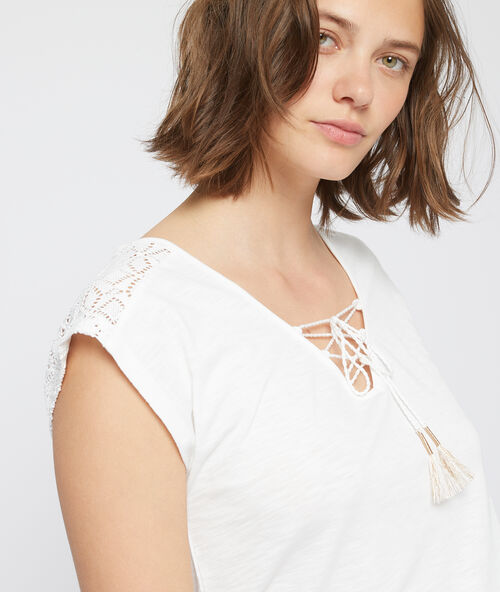Camiseta con motivos de encaje crudo.