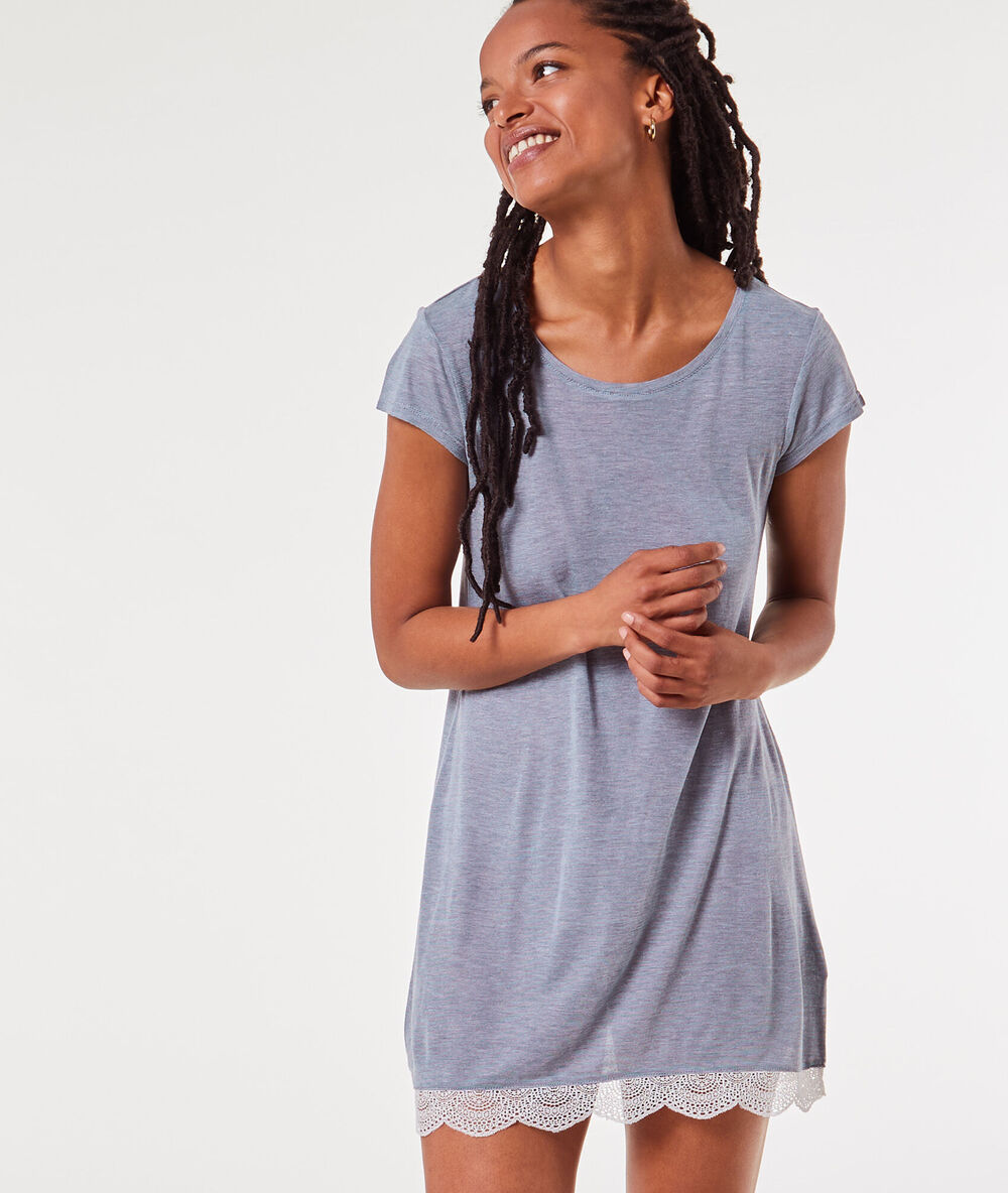 Camisón de viscosa, motivos de encaje azul marino.