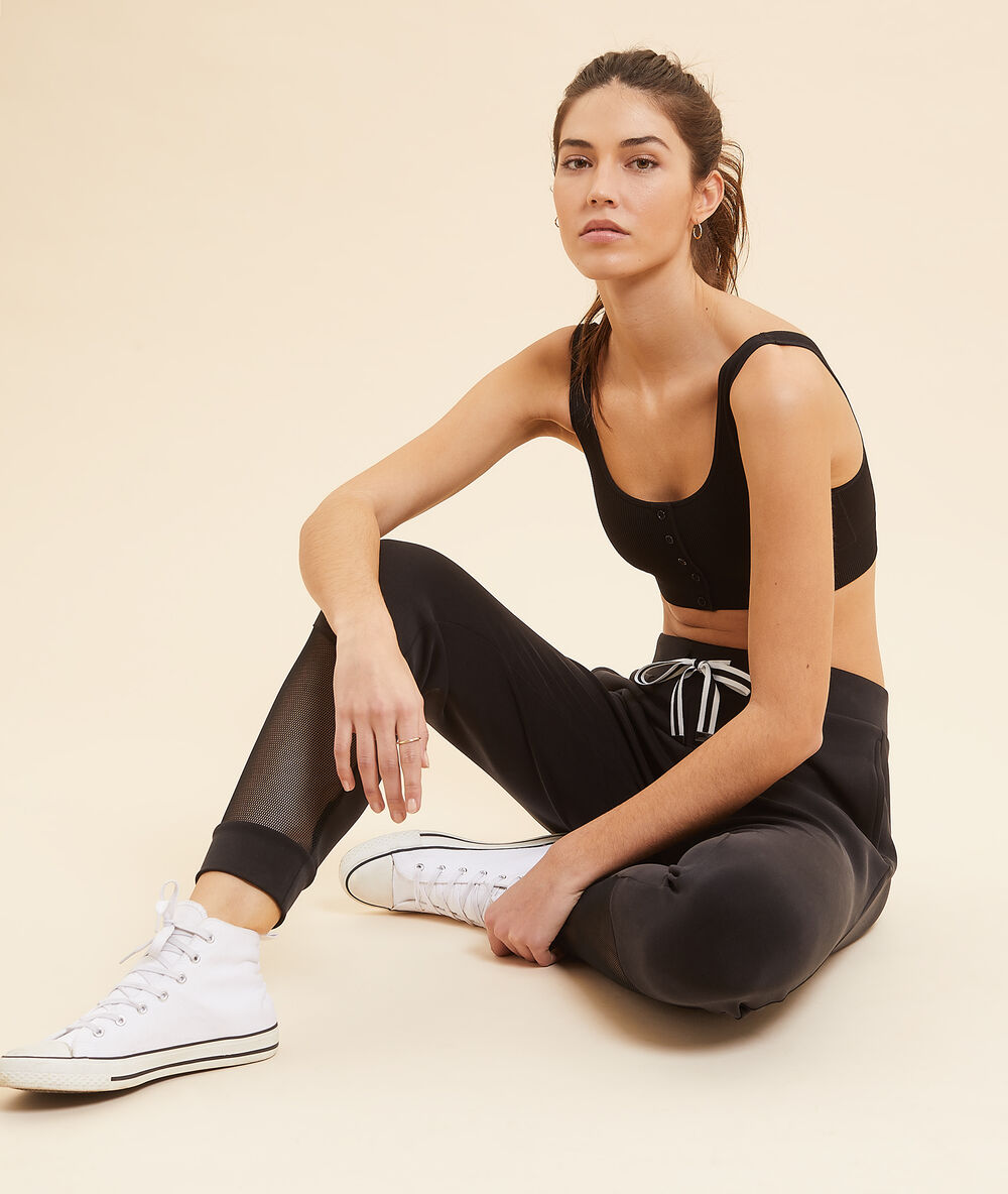 Pantalón deportivo con motivos de tul negro.