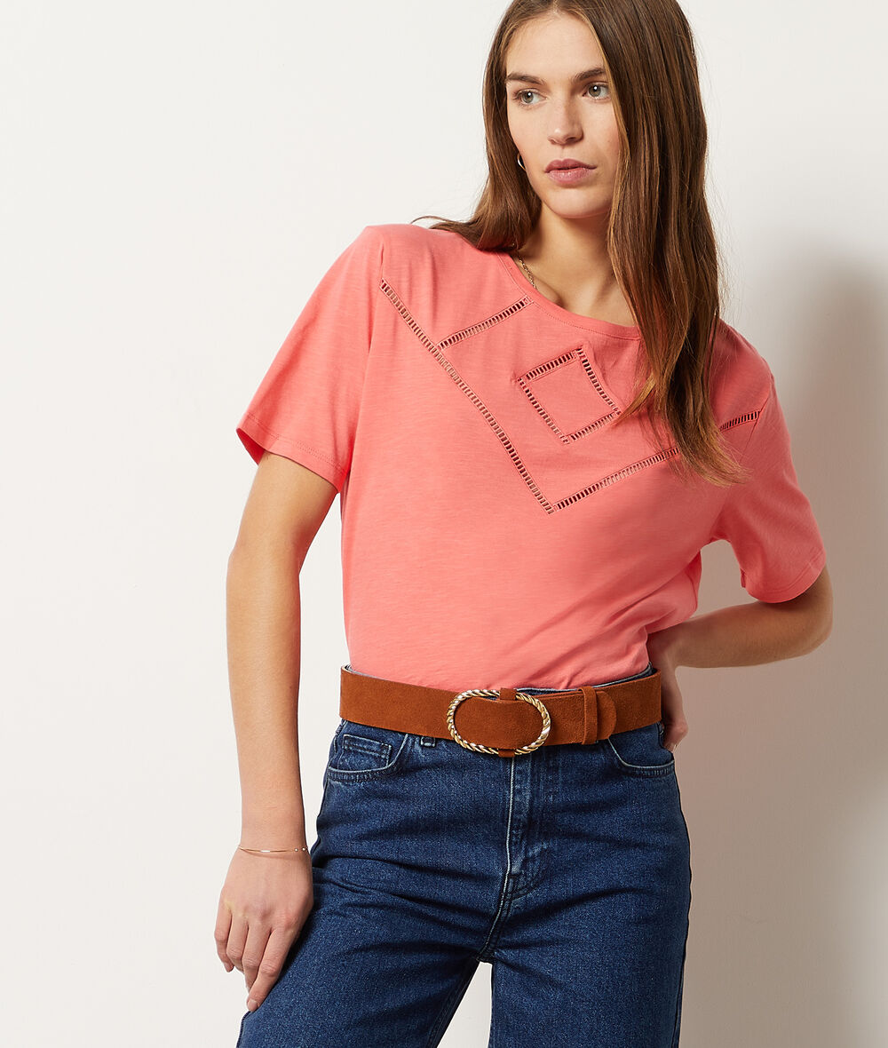 Camiseta con bordados;${refinementColor}
